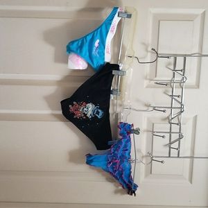 100% babe 3 pairs of panties gem skull, frilly, sport